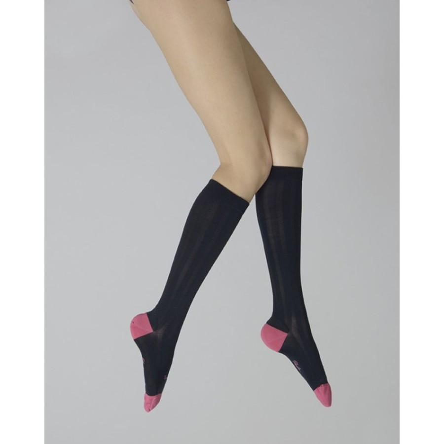 Femme BERTHE AUX GRANDS PIEDS Chaussettes Hautes | Chaussettes Hautes En Soie Marine-Fushia